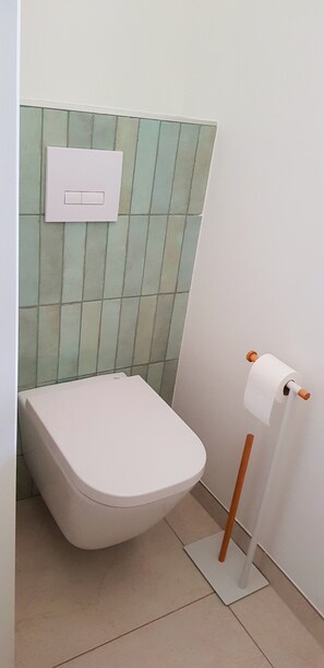 Asciugamani, sapone, shampoo, carta igienica