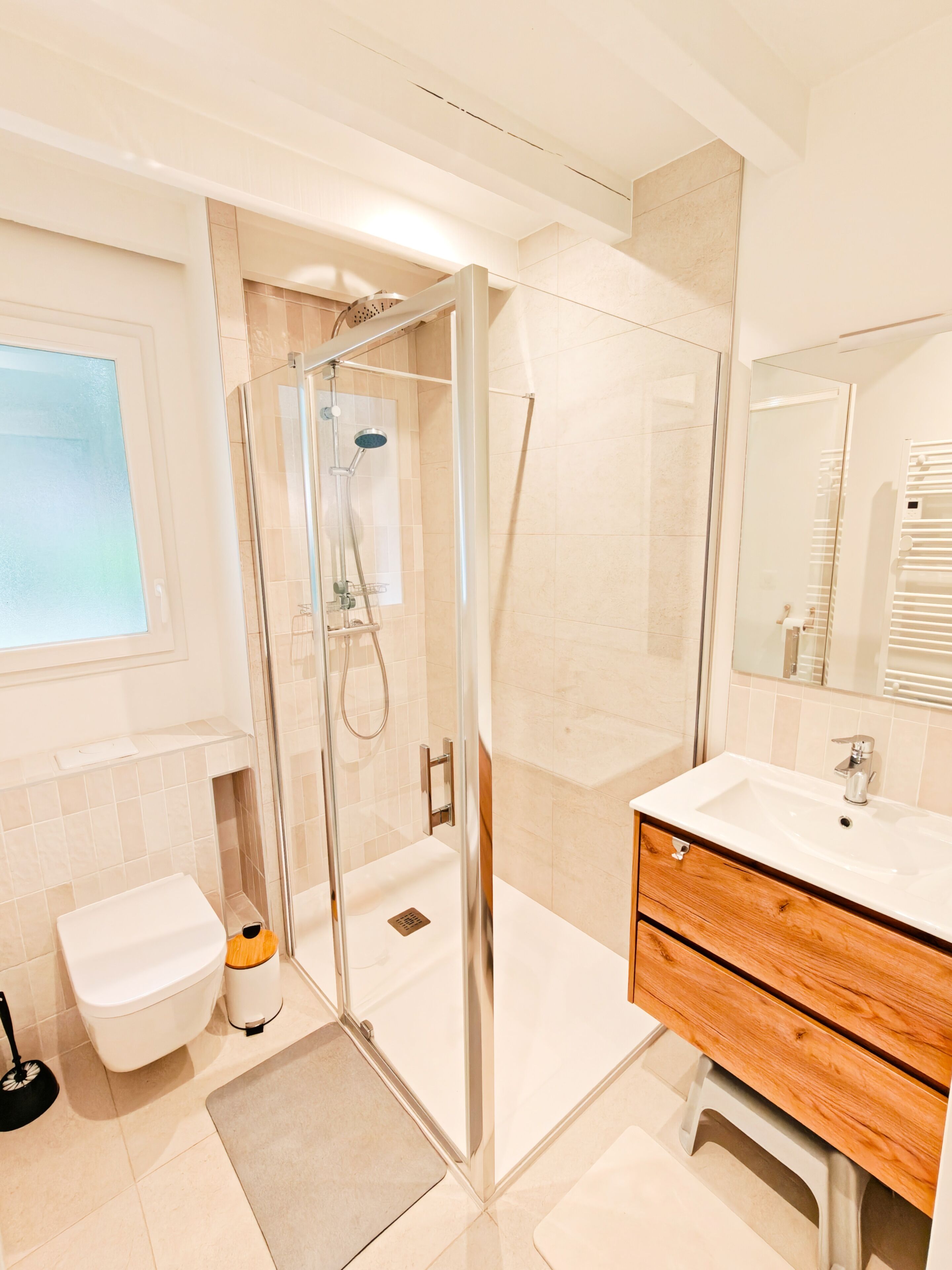 Towels, soap, shampoo, toilet paper