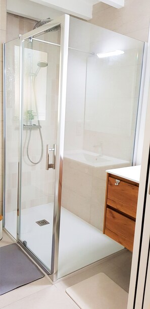 Asciugamani, sapone, shampoo, carta igienica