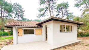 Un petit bâtiment d’un seul étage, doté d’un toit recouvert de tuiles, d’une porte et d’une fenêtre.