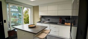 Fridge, microwave, oven, stovetop - Private pool & BBQ - House near Paris (Coubron)