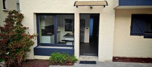 Exterior detail - Private pool & BBQ - House near Paris (Coubron)