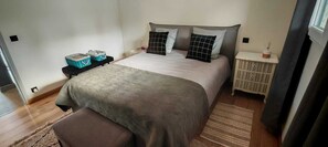 2 bedrooms, iron/ironing board, free WiFi, bed sheets - Private pool & BBQ - House near Paris (Coubron)