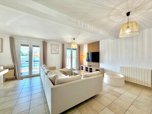 TV - Le Jardin Bleu, 6-person villa swimming pool (Saint-Geniès-de-Malgoirès)