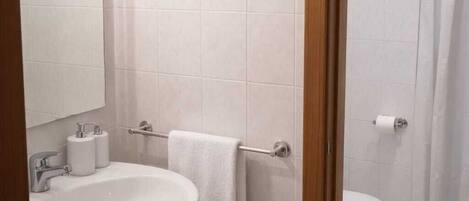 Regadera, secadora de cabello, bidet, toallas