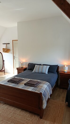 Room - Country house with fireplace, right next to trails. Pets welcome! (Mégrit)