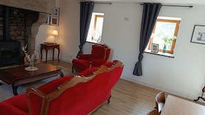 Living area - Country house with fireplace, right next to trails. Pets welcome! (Mégrit)