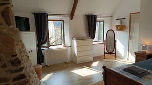Room - Country house with fireplace, right next to trails. Pets welcome! (Mégrit)