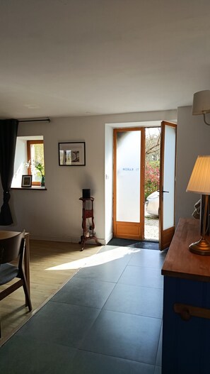 Interior - Country house with fireplace, right next to trails. Pets welcome! (Mégrit)
