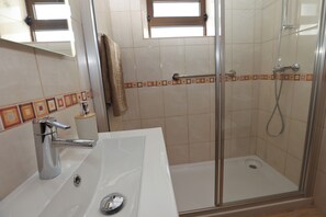 Douche, sèche-cheveux, serviettes fournies