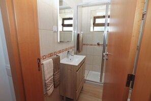 Douche, sèche-cheveux, serviettes fournies
