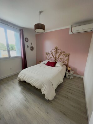 3 bedrooms, iron/ironing board, free WiFi, bed sheets - Cosy house with swimming pool, in the center of Bruz. (Bruz)