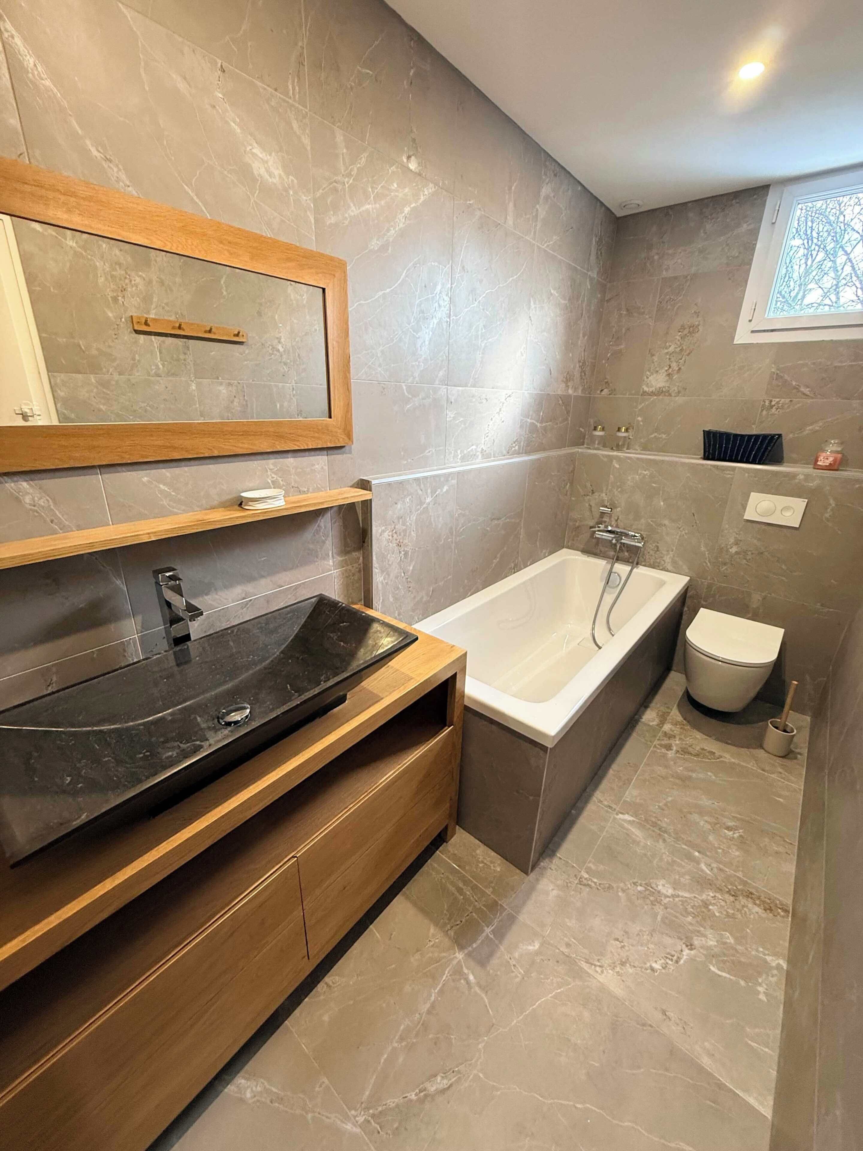 Een douche, een haardroger, handdoeken, zeep