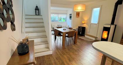 Cosy house with swimming pool, in the center of Bruz.
