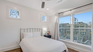 Escrivaninha, ferros/tábuas de passar roupa, Wi-Fi, roupa de cama