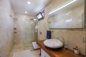 Shower, hair dryer, towels, soap - Villa Renard: 4-bedroom villa in Central of Bodrum with private pool, garage (bodrum)