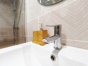 Regadera, secadora de cabello, toallas, papel de baño 