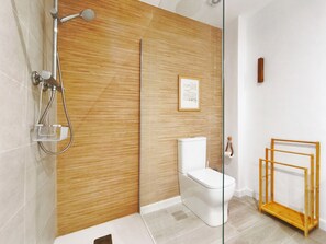 Shower, hair dryer, towels, toilet paper - House 4 Bedrooms Ebro Delta Park, Els Muntells (Els Muntells)