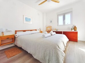 WiFi, bed sheets - House 4 Bedrooms Ebro Delta Park, Els Muntells (Els Muntells)