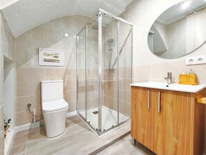 Regadera, secadora de cabello, toallas, papel de baño 