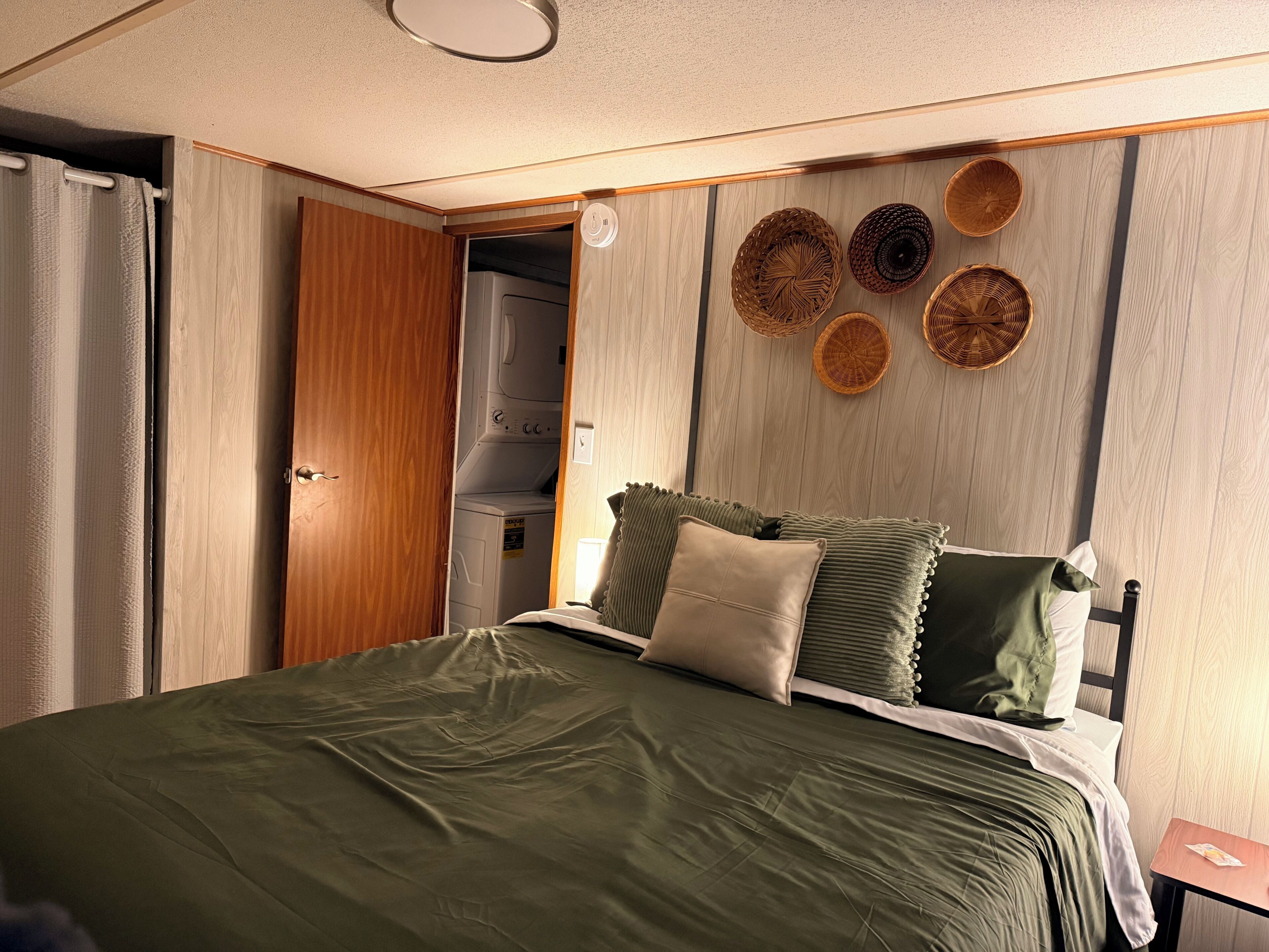 Iron/ironing board, free WiFi, bed sheets