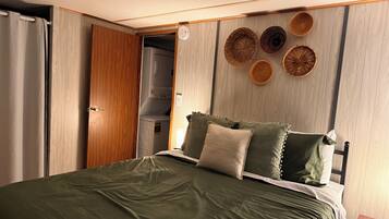 Iron/ironing board, free WiFi, bed sheets