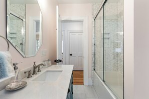 Hair dryer, towels, soap, toilet paper - Historic Luxury Meets Modern Living — 6BR Victorian in the Heart of Newport (Newport)