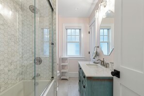 Hair dryer, towels, soap, toilet paper - Historic Luxury Meets Modern Living — 6BR Victorian in the Heart of Newport (Newport)