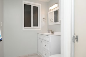 Bathroom - Modern 2BR Langley Suite – 1 Bath, Quiet (Langley)