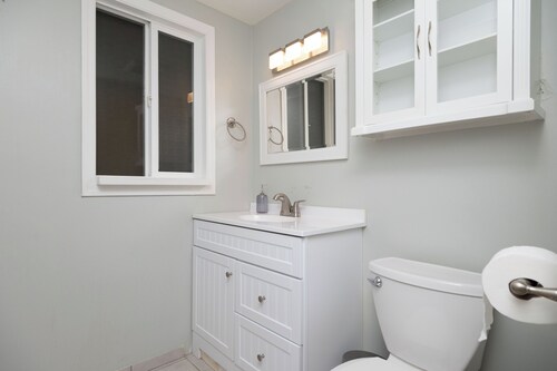 Modern 2BR Langley Suite – 1 Bath, Quiet