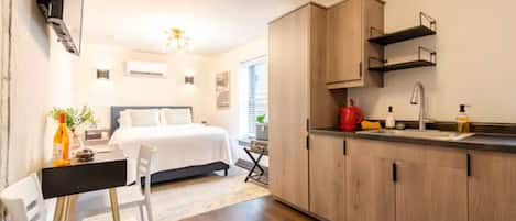 Desk, iron/ironing board, WiFi, bed sheets