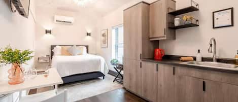 Desk, iron/ironing board, WiFi, bed sheets