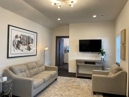Smart TV. Downtown Spot for Both Long & Short Term Stays