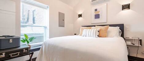 Desk, iron/ironing board, WiFi, bed sheets
