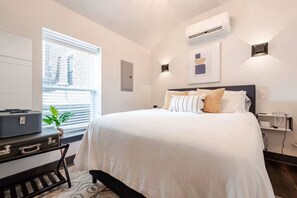 Escritorio, tabla de planchar con plancha, wifi y ropa de cama
