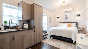 Desk, iron/ironing board, WiFi, bed sheets