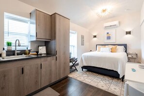 Desk, iron/ironing board, WiFi, bed sheets