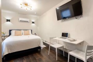 Escritorio, tabla de planchar con plancha, wifi y ropa de cama 
