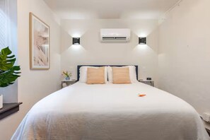 Escritorio, tabla de planchar con plancha, wifi y ropa de cama 