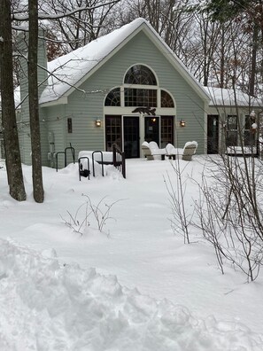 Exterior - 3-bedroom house in enchanting Glen Arbor with AC and short walk to beach (Glen Arbor)