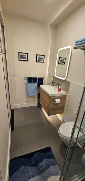 Bathroom - Peaceful River Guest Suite - Forests - Mountains - (Fraser Valley)