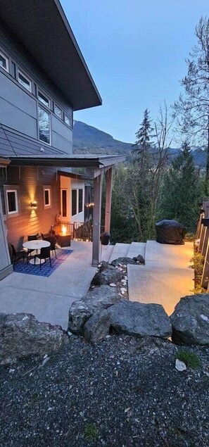Outdoor dining - Peaceful River Guest Suite - Forests - Mountains - (Fraser Valley)