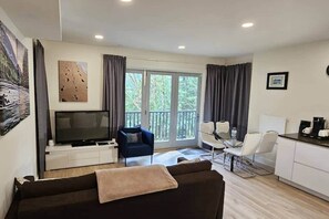 TV - Peaceful River Guest Suite - Forests - Mountains - (Fraser Valley)