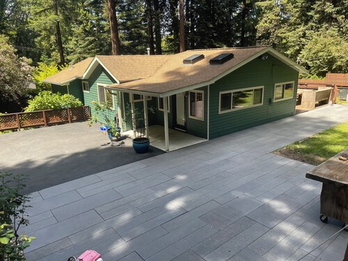 Perfect 2-bedroom cabin in Felton for a relaxing getaway. Hot tub + pet welcome