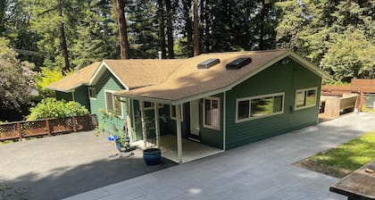 Perfect 2-bedroom cabin in Felton for a relaxing getaway. Hot tub + pet welcome