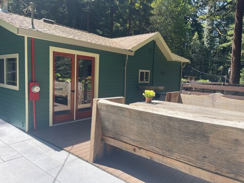 Perfect 2-bedroom cabin in Felton for a relaxing getaway. Hot tub + pet welcome