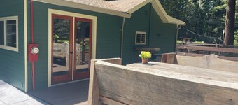 Perfect 2-bedroom cabin in Felton for a relaxing getaway. Hot tub + pet welcome