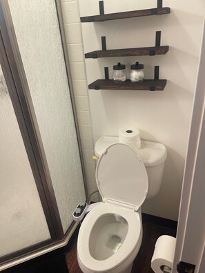 Dusche, Haartrockner, Bidet, Handtücher