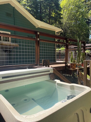 Perfect 2-bedroom cabin in Felton for a relaxing getaway. Hot tub + pet welcome