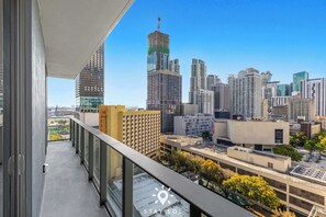 Property grounds - Contemporary Haven with Glass Views 2BR | Miami (Miami)